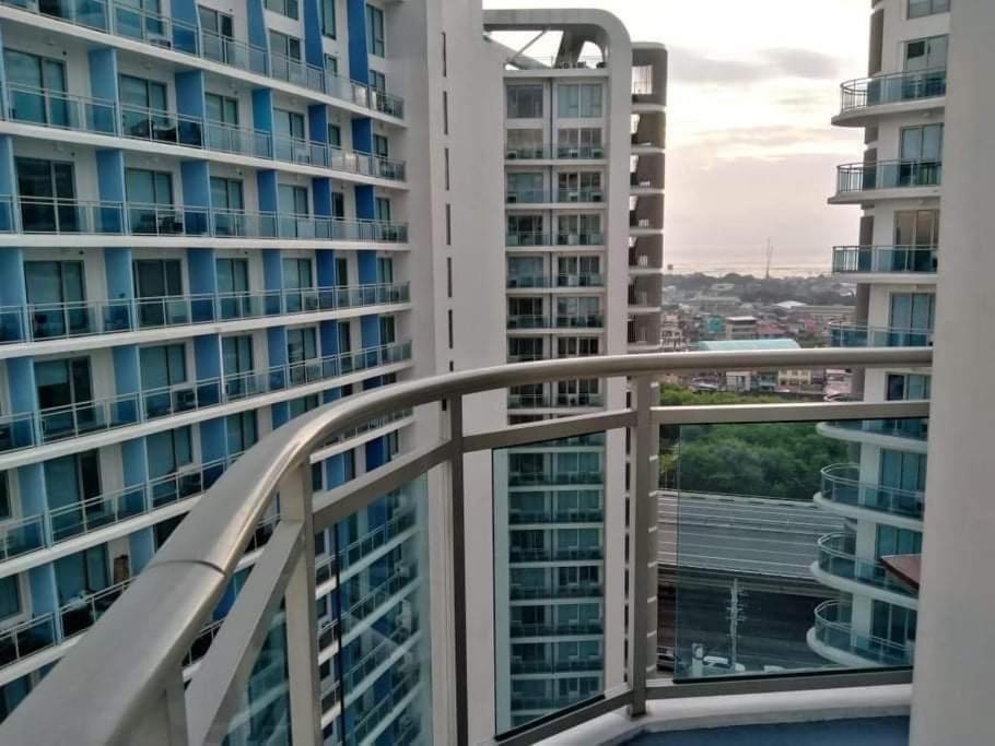 Azure South - Wave Pool - Heart Of The City Paranaque City Экстерьер фото
